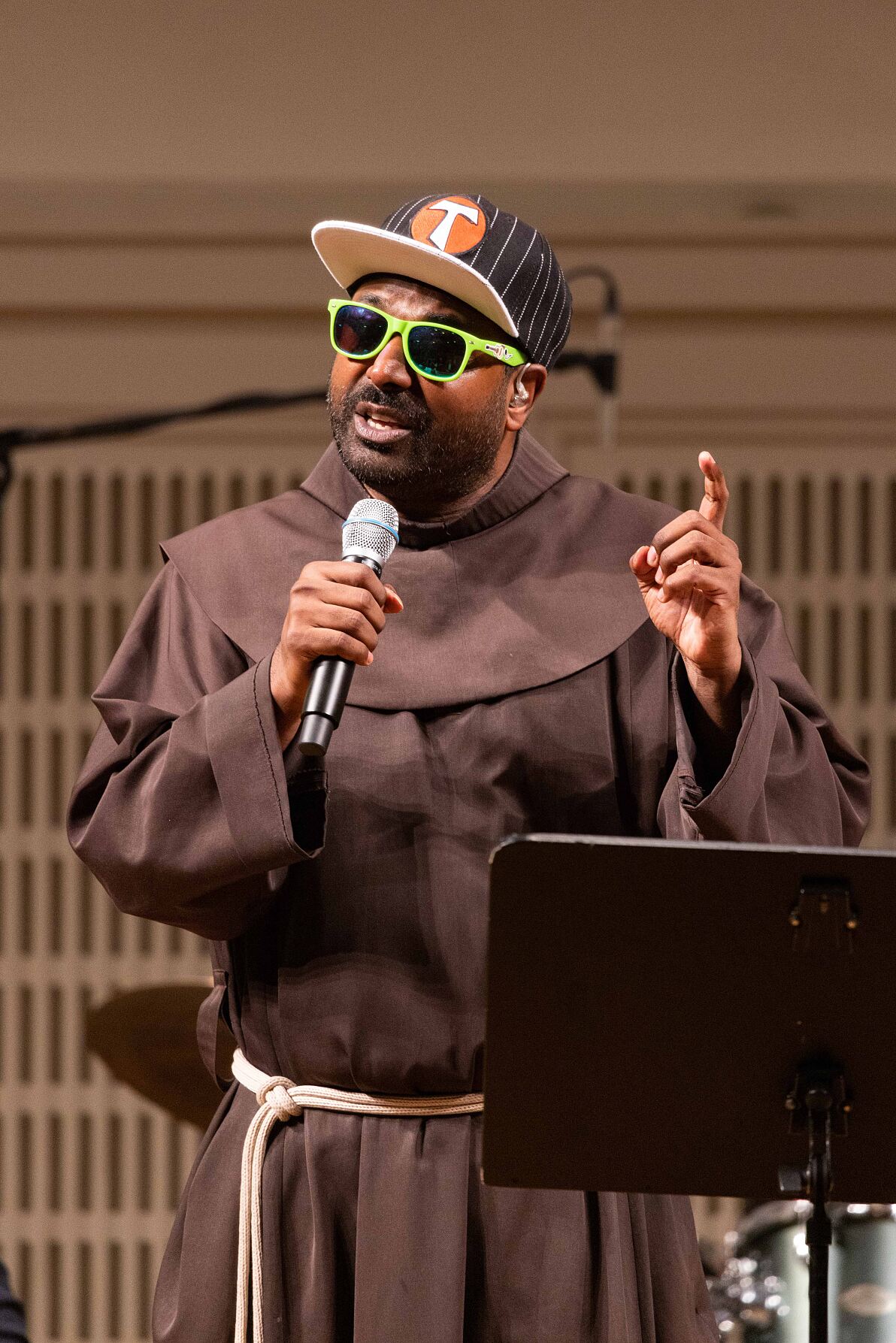 Pater Sandesh, Rapper und Priester