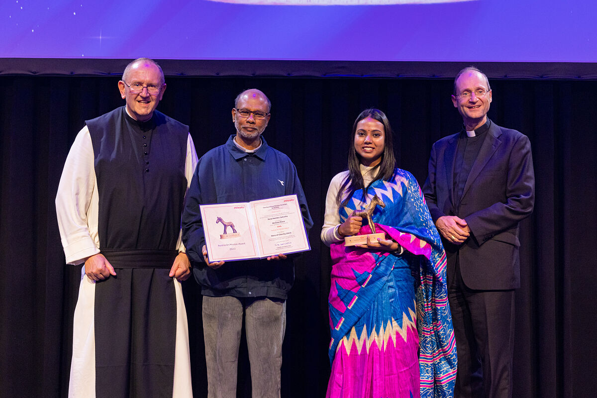 Hero of Charity-Preisträgerin  Rishma Patra aus Kalkutta mit Father Anthony Rodrick, Jugendbischof Stefan Turnovszky und Missio-Nationaldirektor Pater Karl Wallner
