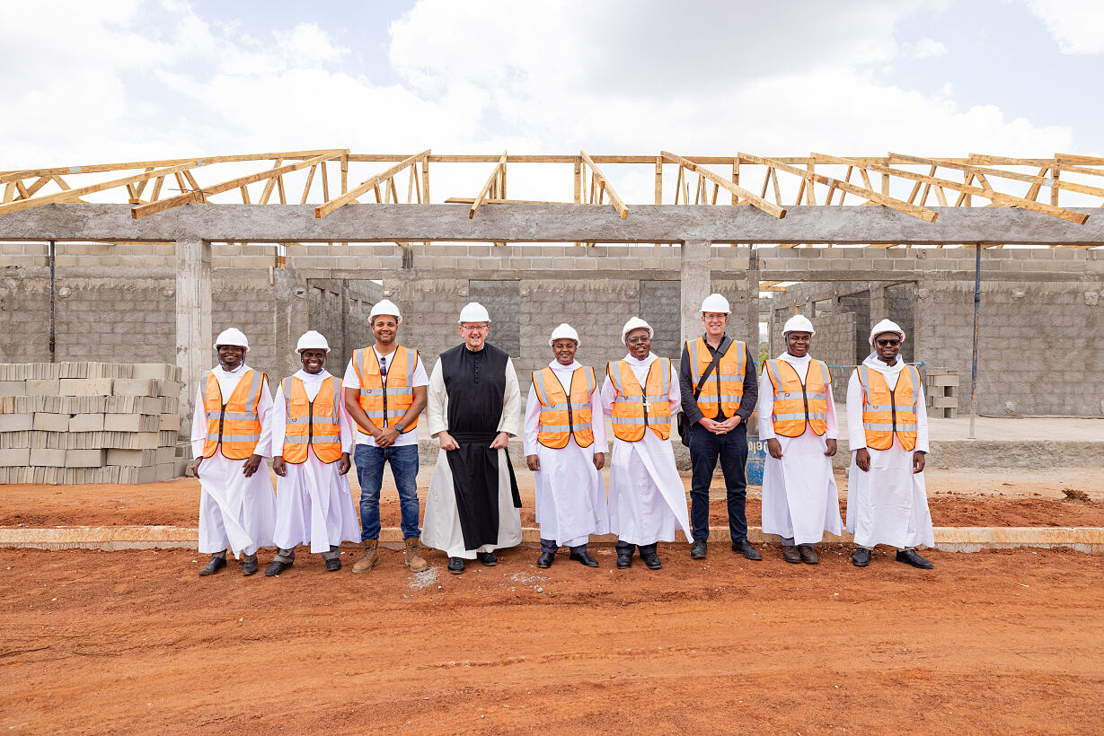 Missio-Nationaldirektor Pater Karl Wallner beim Baustellenbesuch des Sankt-Karl-Borromäus-Krankenhauses in Mosambik