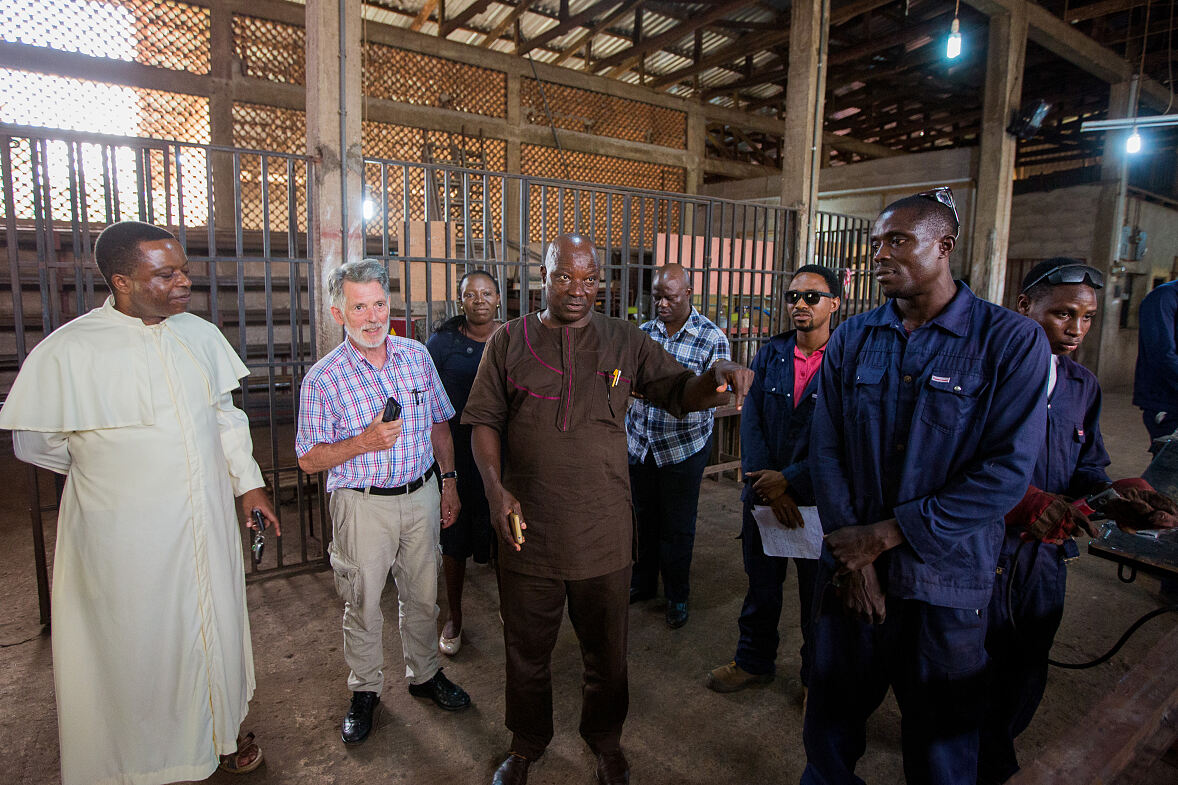 Hugo Ölz (+) beim Besuch des Berufsausbildungszentrums in Enugu, Nigeria