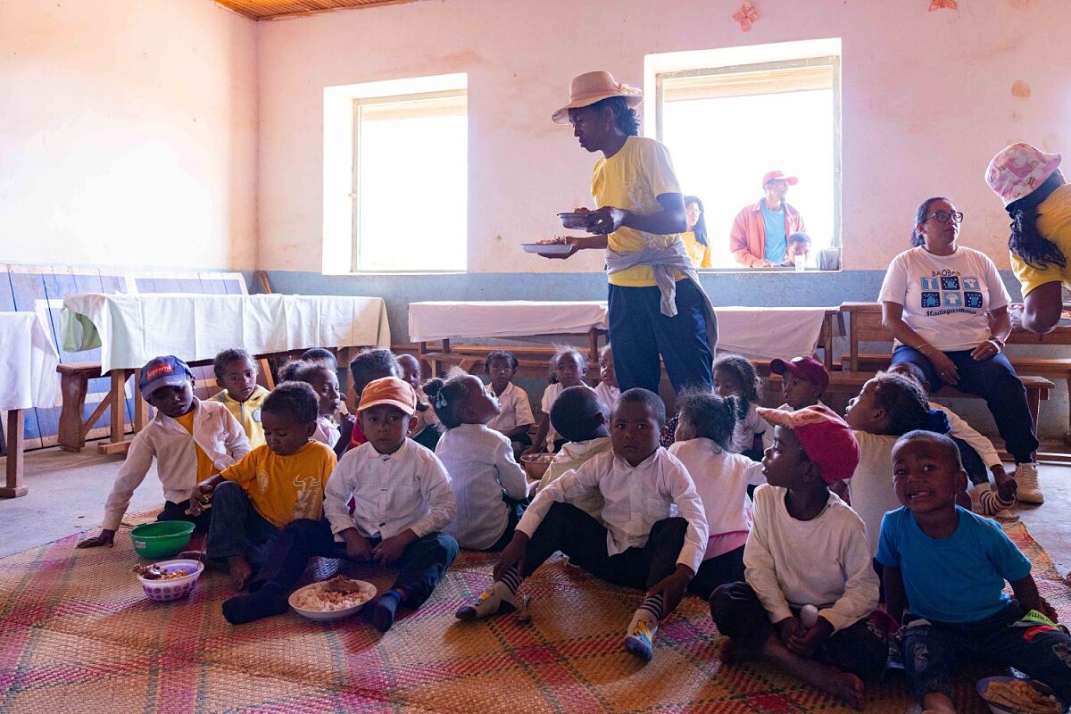 Die Kinder erhalten tägliche Mahlzeiten in den Schulen