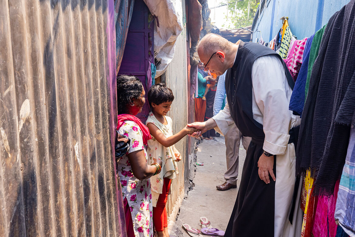 Missio-Nationaldirektor Pater Karl Wallner beim Projektbesuch in Kalkutta 2023