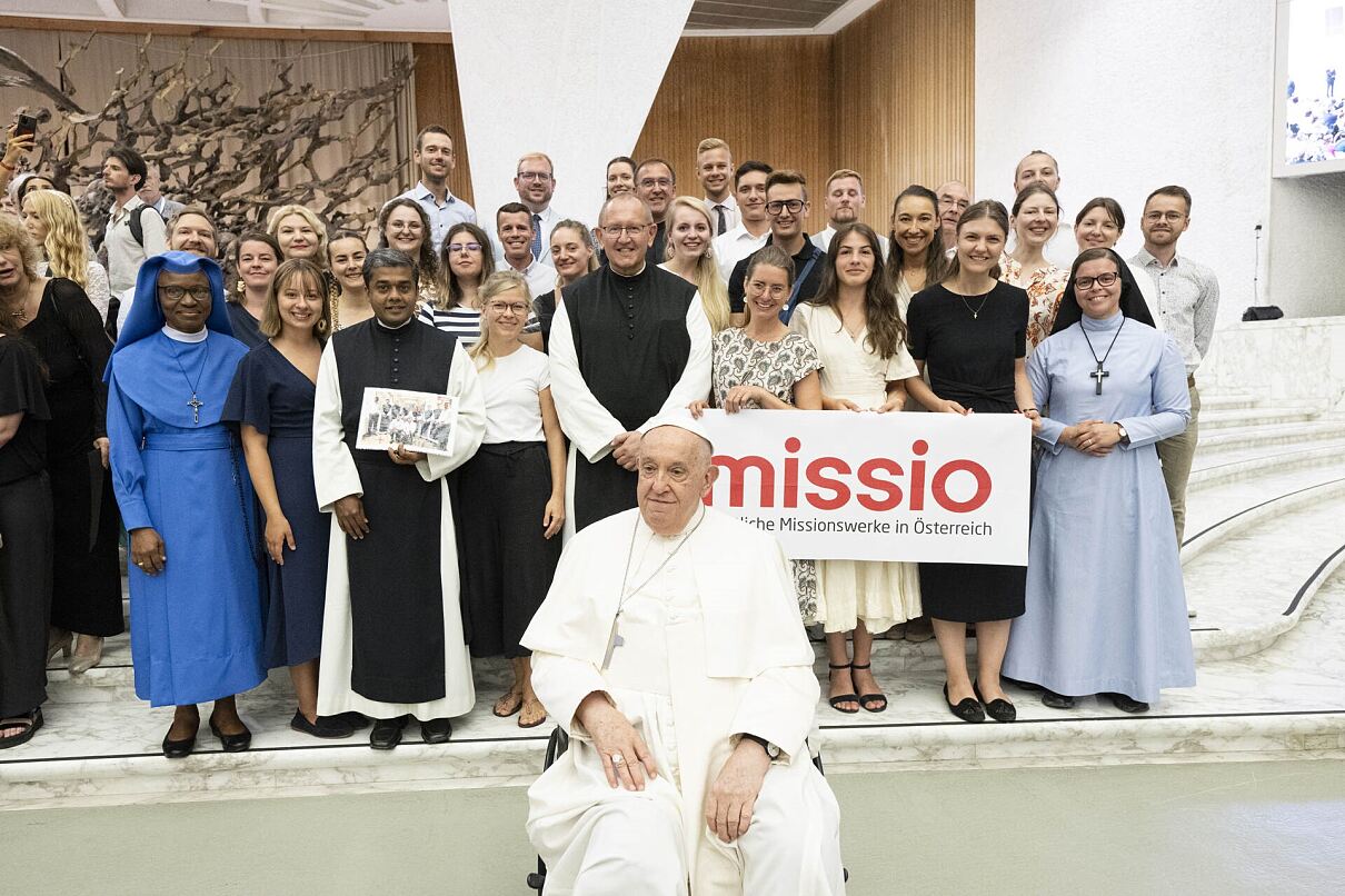 Teilnehmer der Young Mission Conference mit Papst Franziskus