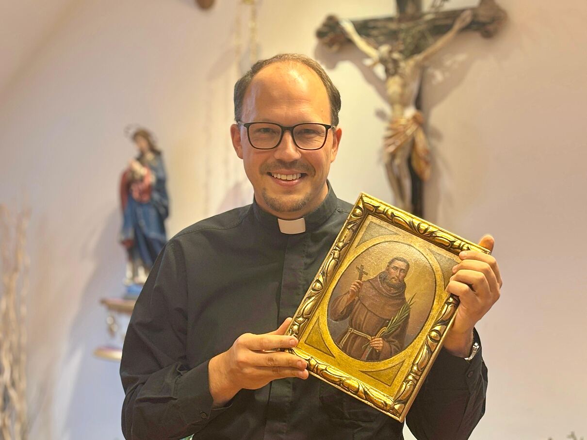 Missio-Diözesandirektor Pfarrer Johannes Laichner mit einem Bild des Heiligen Engelbert Kolland