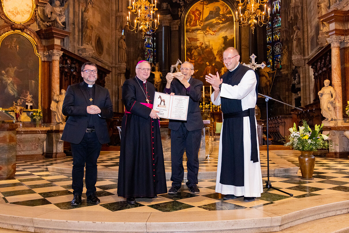 Pater Johann Kiesling bei der Überreichnung des EMIL Austria.On.Mission-Awards 2022