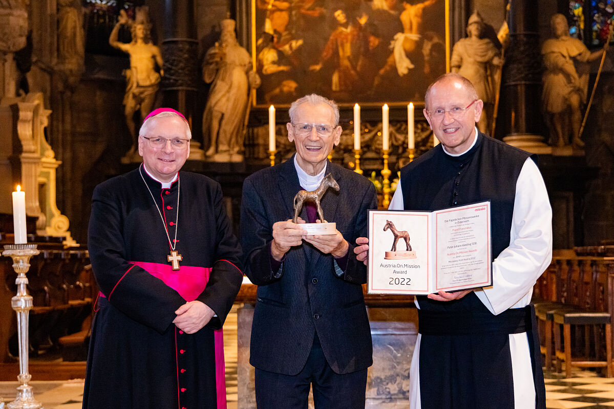 Pater Johann Kiesling mit Militärbischof Werner Freistetter und Missio-Nationaldirektor Pater Karl Wallner