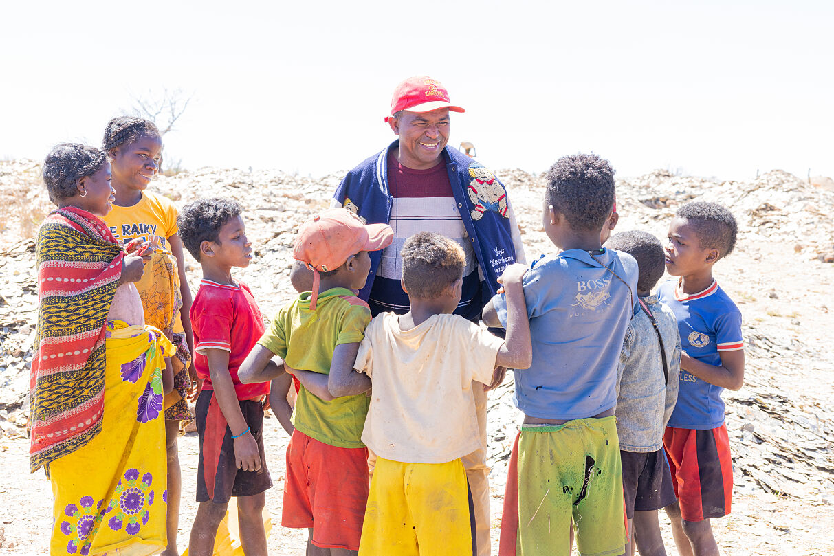 Père Christian kümmert sich um die ausgebeuteten Kinder in den Mica-Minen auf Madagaskar