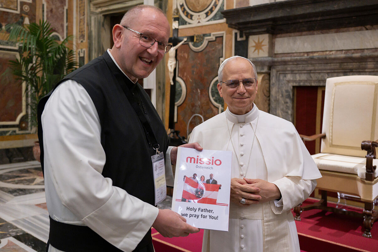Papst Leo XIV. erhält Buch mit Glückwünschen von Missio-Nationaldirektor Pater Karl Wallner