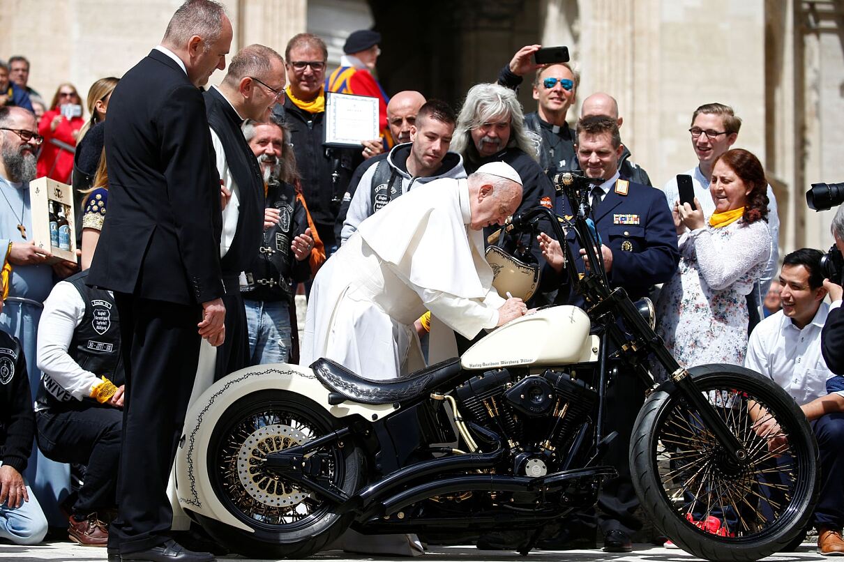 Bereits 2019 signierte Papst Franziskus eine eigens umgebaute Harley Davidson für den guten Zweck