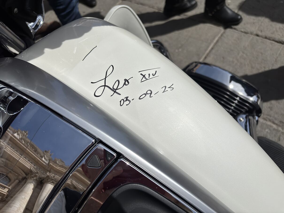 Signatur von Papst Leo auf dem weißen Papst-Bike