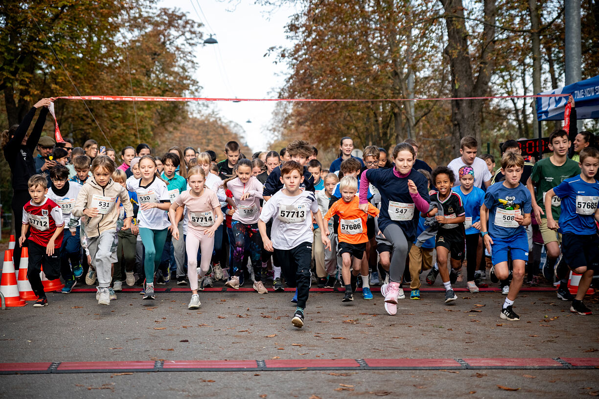 Hunderte Kinder und Schülergruppen laufen mit