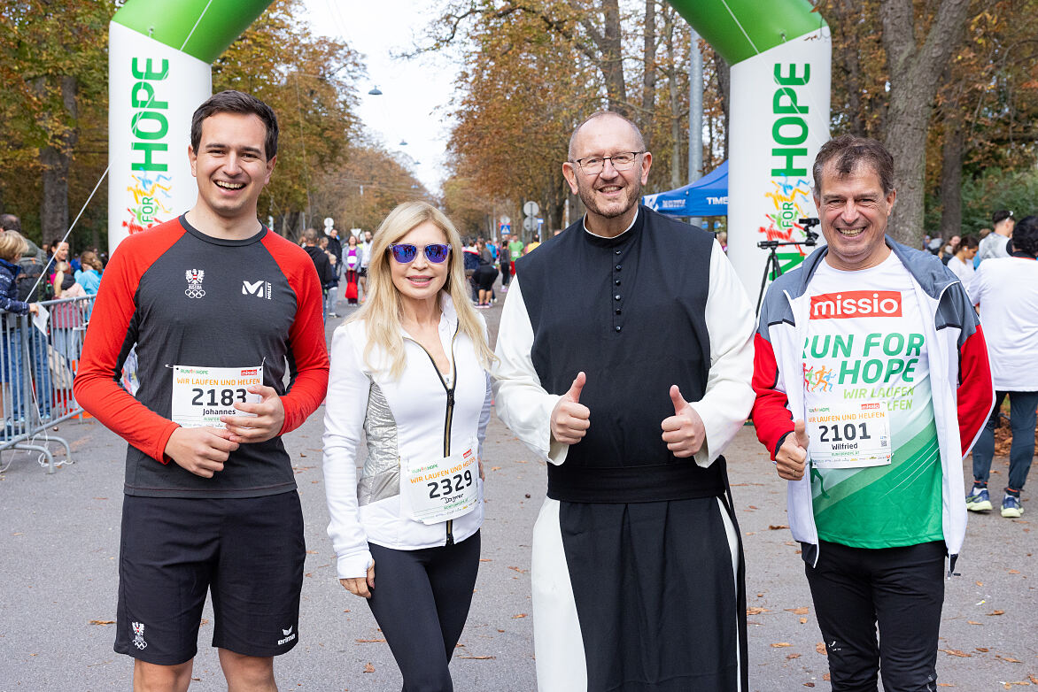 Olympia-Seelsorger Johannes Lackner, SportUnion Wien-Präsidentin Dagmar Schmidt, Missio-Nationaldirektor Pater Karl Wallner, Finanzreferent Sportunion Österreich Wilfried Drexler