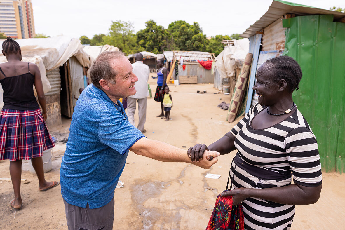Missio-Projektpartner Johann Rasucher vor Ort am Friedhof in Juba