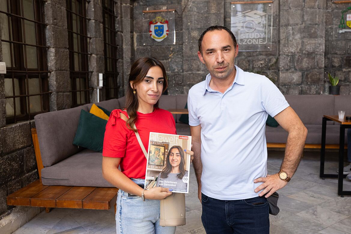 allewelt-Chefredakteur Christoph Lehermayr mit einer jungen syrischen Christin in Damaskus