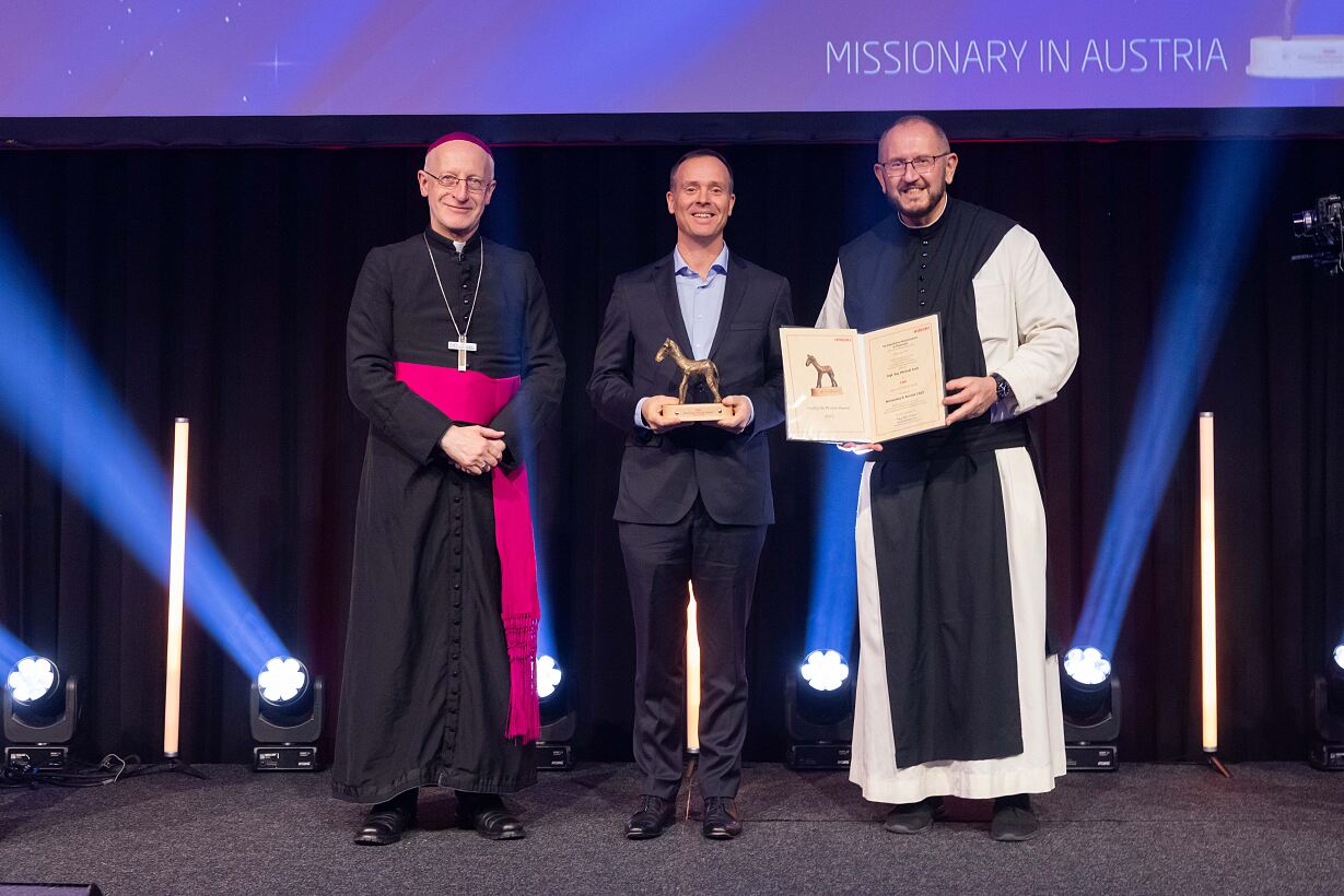 Missionary in Austria 2025: Michael Cech mit Weihbischof Franz Scharf (links) und Missio-Nationaldirektor Pater Karl Wallner (rechts)