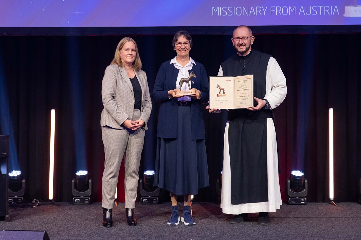 Missionary from Austria Schwester Johanna Denifl mit MIVA-Geschäftsführerin Christine Parzer (links) und Missio-Nationaldirektor Pater Karl Wallner