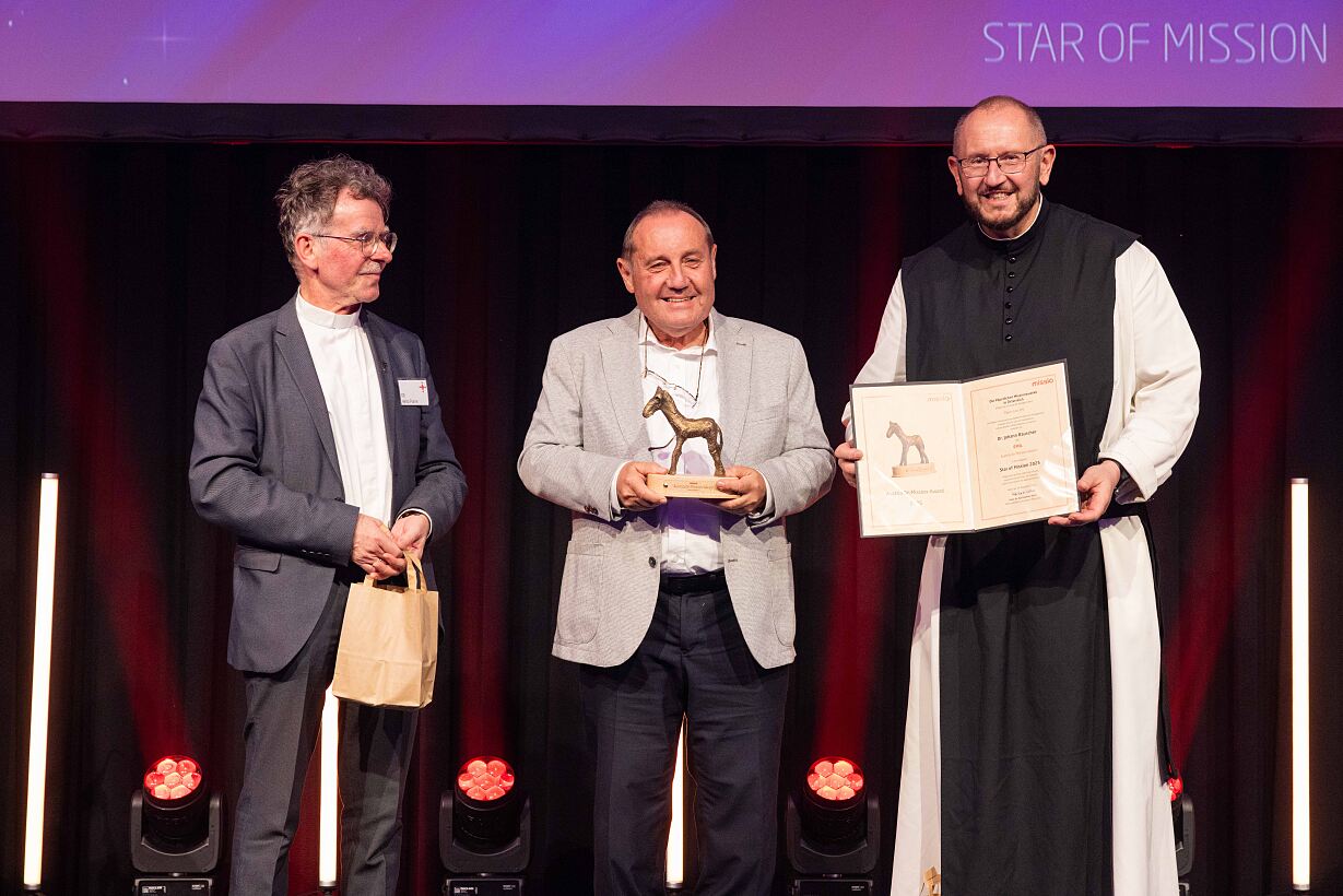 Star of Mission Johann Rasucher mit Missio-Diözesandirektor Heinz Purrer (links) und Missio-Nationaldirektor Pater Karl Wallner (rechts)