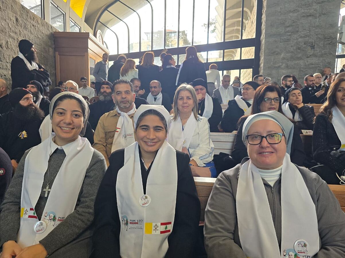 Rima Abi Karim (2. Reihe, Mitte) bei der Begegnung mit Papst Leo XIV. in Harrissa