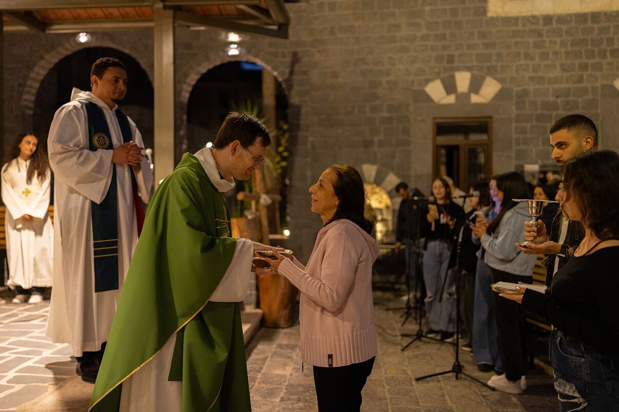 Pater Gerald Baumgartner feiert Heilige Messe in Homs